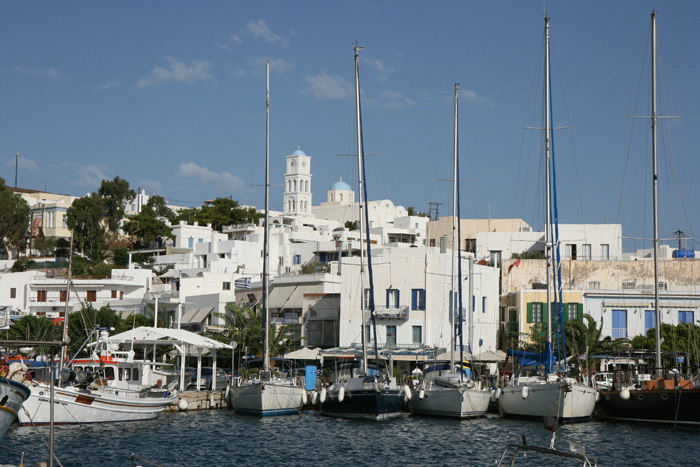Havnebyen Adamas på Milos. En typisk Kykladeby med kirker med blå kupler og hvide huse med flade tage.