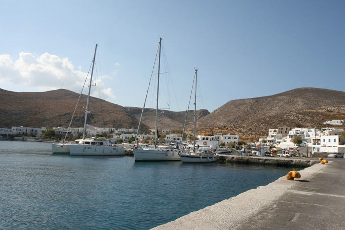 Den lille havn Karavostasis på Folegandros. Det er det eneste sted, vi har oplevet, at Port Police kom ned for at anvise en plads op tage mod fortøjningerne. 