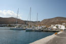 Den lille havn Karavostasis på Folegandros. Det er det eneste sted, vi har oplevet, at Port Police kom ned for at anvise en plads op tage mod fortøjningerne. 