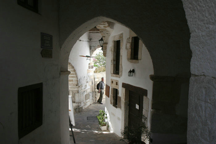 En af de smalle gader i den gamle del af Chora på Naxos. Man skal ikke mange meter ind/op ad trapperne fra havnepromenaden, før man er inde i de smalle gyder.