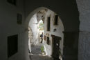 En af de smalle gader i den gamle del af Chora på Naxos. Man skal ikke mange meter ind/op ad trapperne fra havnepromenaden, før man er inde i de smalle gyder.