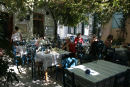 Frokosten blev indtaget på Yannis taverna under de skyggefulde træer i byen Chalki på Naxos.