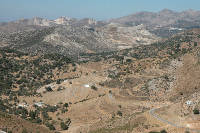Udsigten ud over det bjergrige landskab på Naxos.