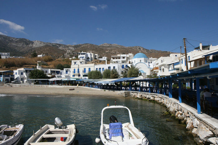 Havnebyen Apollonas på nordkysten af Naxos. De hyggelige taverner ligger tæt langs vandkanten.  