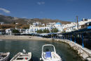 Havnebyen Apollonas på nordkysten af Naxos. De hyggelige taverner ligger tæt langs vandkanten.  