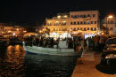 Ude midt i havnen i Naxos ligger kirken Myrtidiotissa på en lille ø, og en aften hørte vi messe ude fra kirken. Det viste sig at være kirkens navnedag, hvor folk blev sejlet ud til andagt.