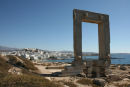 Ude på en lille halvø tæt på Naxos by ligger starten til et stort tempel, der skulle tilegnes Apollo; men det blev aldrig fuldført. 