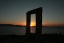 Aftenstemning ude fra Apollo templet, der ligger på en lille halvø uden for Naxos by. Et populært sted at tage ud for at se solnedgangen. Øen i baggrunden er Paros.