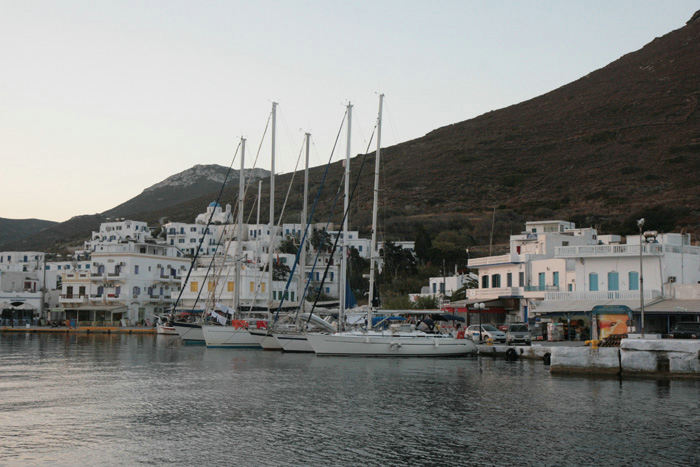 Havnen Katapola på øen Amorgos ser meget fredelig ud; men lystbådene ligger meget tæt på det sted, hvor de store færger lægger til, så man risikerer at blive vækket af larmen midt om natten.