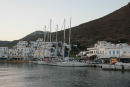 Havnen Katapola på øen Amorgos ser meget fredelig ud; men lystbådene ligger meget tæt på det sted, hvor de store færger lægger til, så man risikerer at blive vækket af larmen midt om natten.