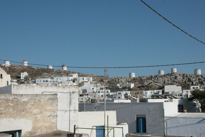 Udsigten ud over byen Chora på Amorgos. I baggrunden ses ruinerne af de gamle vindmøller, som findes på de fleste af øerne i Kykladerne.