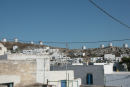 Udsigten ud over byen Chora på Amorgos. I baggrunden ses ruinerne af de gamle vindmøller, som findes på de fleste af øerne i Kykladerne.