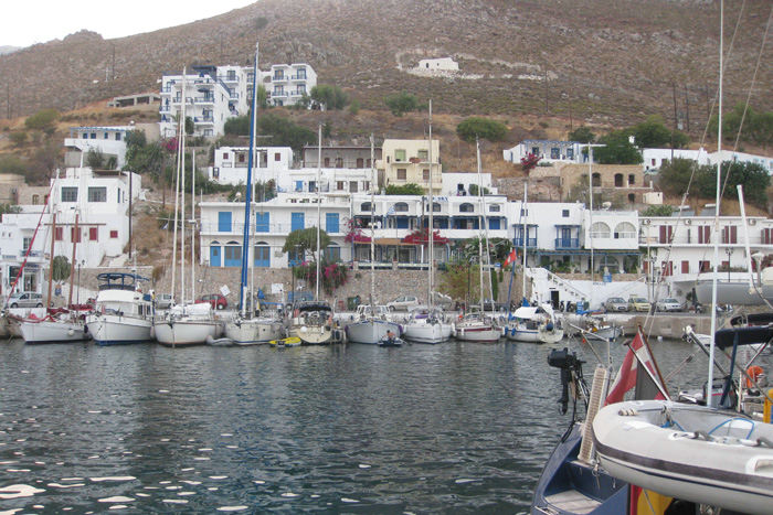 I havnebyen Livadia på Tilos blev vi modtaget af en rigtig havnefoged – Eddy. Der er ikke megen plads i den lille havn; men hun fik den pakket rigtig godt.  