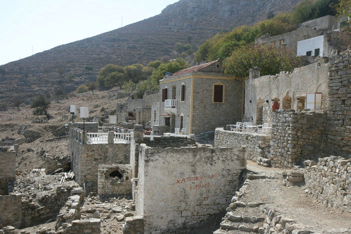 Lidt uden for havnebyen Livadia på Tilos ligger der en ruinby – Mikro Horio, der blev forladt i 1950’erne, da alle flyttede ned til Livadia. Der er nu indrettet et diskotek i ruinerne. 