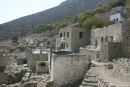 Lidt uden for havnebyen Livadia på Tilos ligger der en ruinby – Mikro Horio, der blev forladt i 1950’erne, da alle flyttede ned til Livadia. Der er nu indrettet et diskotek i ruinerne. 