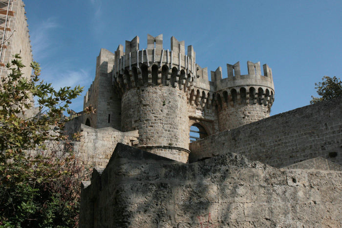 Den gamle bydel i Rhodos er omgivet af en stor bymur med flere flotte tårne. En meget velbevaret gammel by.