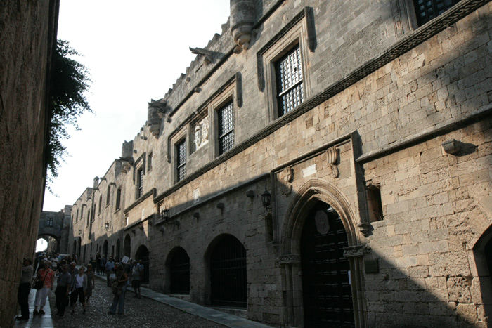 En af de berømte gader i den gamle bydel i Rhodos. Husene danner mur ind til den store korsridderborg.