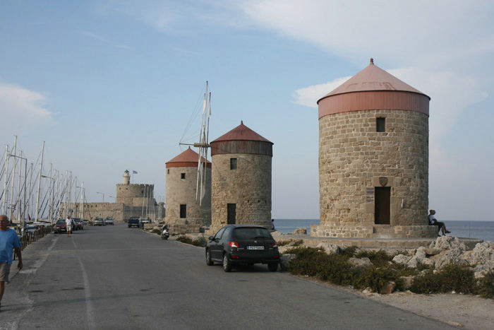 De gamle vindmøller på molen langs Mandraki havnen på Rhodos.