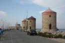De gamle vindmøller på molen langs Mandraki havnen på Rhodos.