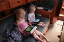 Børnebørnene Julie og Kasper dybt koncentrerede over hver sin iPad. De begynder i en tidlig alder.