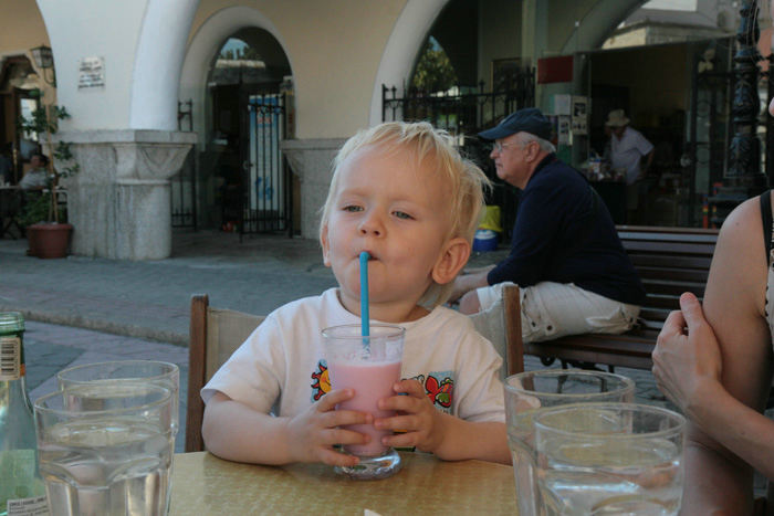 Kasper var meget koncentreret, da han fik en milkshake med sugerør. Det lykkedes for ham at tømme glasset. 