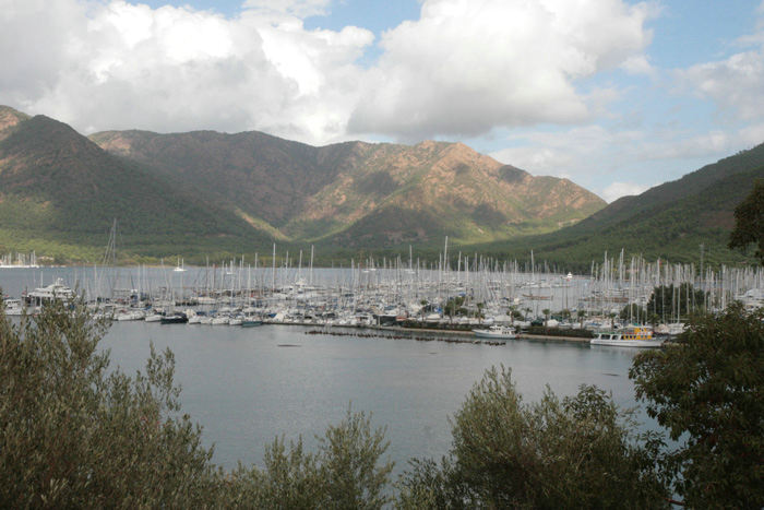 Udsigten oppe fra halvøen Cennet Adasi og ned over Marmaris Yacht Marina. Den ligger godt i læ for den fremherskende vind fra SØ.