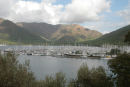 Udsigten oppe fra halvøen Cennet Adasi og ned over Marmaris Yacht Marina. Den ligger godt i læ for den fremherskende vind fra SØ.