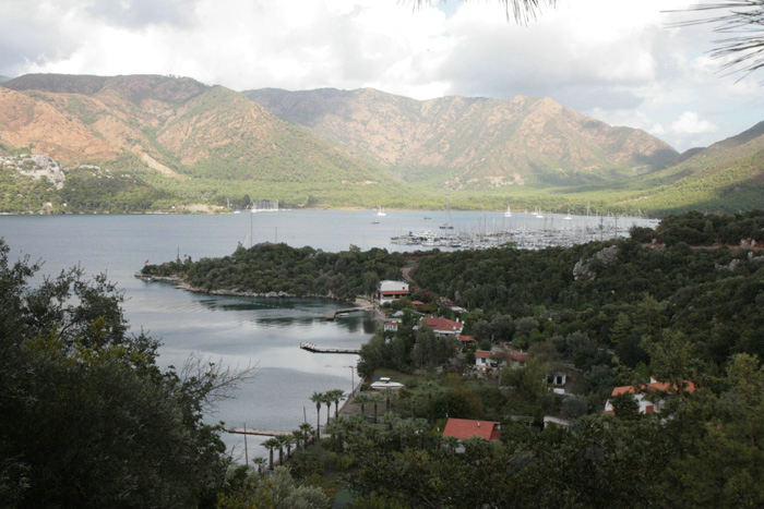 Marmaris Yacht Marina ligger i det SØ-lige hjørne af Marmaris bugten, et rigtig flot sted med smukke omgivelser. Billedet taget oppe fra Cennet Adasi.