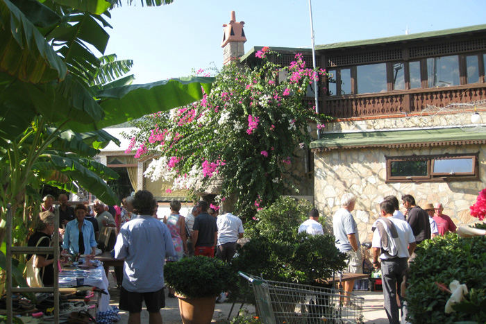 Marmaris Yacht Marina er et rigtig dejligt sted med mange aktiviteter for sejlerne. Her er vi til loppemarked i haven oppe ved baren/restauranten. 