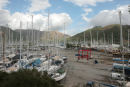 En del af oplagspladsen i Marmaris Yacht Marina. Det er en kæmpe stor plads til rigtig mange både. Man bliver placeret efter, hvornår man skal i vandet. 