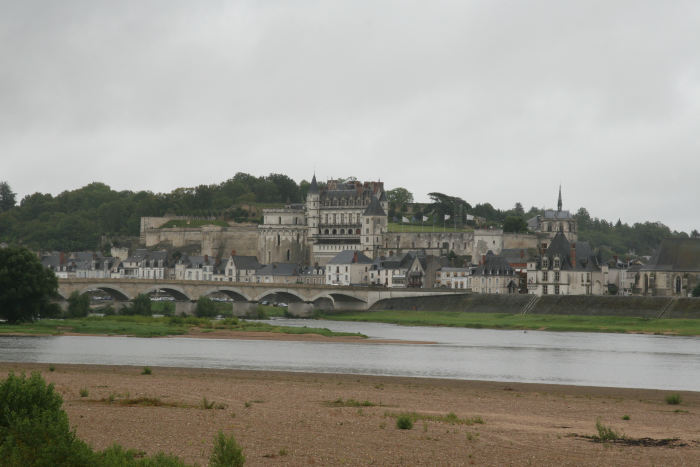 Der ligger mange flotte byer og slotte langs Loire floden. Her byen Amboise med det store slot. 