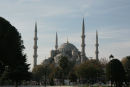 Sultanahmet Camii (Den Blå Moske) i Istanbul set fra pladsen foran Hagia Sophia kirken. Det er Istanbuls vartegn. Der er seks minareter, de to er ikke kommet med på billedet. 