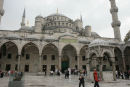 Den Blå Moske i Istanbul, set inde fra den lukkede gård. Indgangen midt i billedet med køen af besøgende, der venter på at komme ind.  