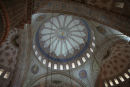 Den store kuppel i Den Blå Moske. Sultanahmet Camii har fået kælenavnet Den Blå Moske fordi den indvendigt er rigt udsmykket med blå fliser.