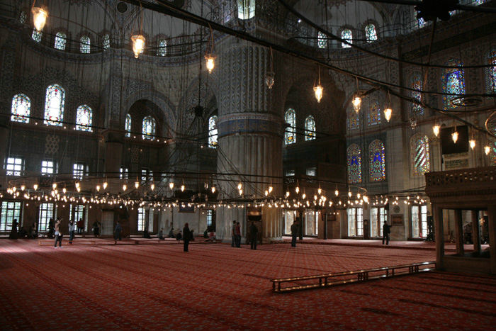 Den Blå Moske i Istanbul er delt op i to områder: Et, hvor turisterne har adgang, og hvor der er trængsel, og et hvor muslimerne har adgang - der er til gengæld god plads.