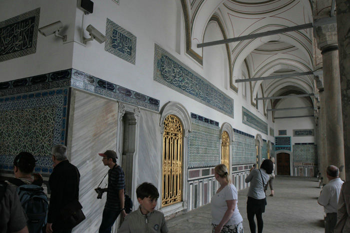 Bygningerne i Topkapi Paladset i Istanbul var rigt udsmykket med fliser, og mange detaljer var forgyldte. Her en bygning i 3. gård.