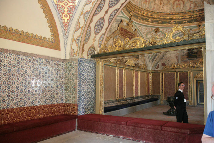 Interiøret i en af bygningerne i 2. gård i Topkapi Paladset i Istanbul. Væggene var rigt udsmykket med fliser og guld.