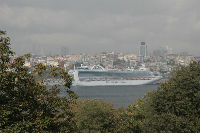 Udsigten oppe fra Topkapi Paladset i Istanbul og ned over havnen på den modsatte side af Det Gyldne Horn. Der er mange krydstogtsskibe, der anløber byen. 