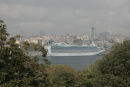 Udsigten oppe fra Topkapi Paladset i Istanbul og ned over havnen på den modsatte side af Det Gyldne Horn. Der er mange krydstogtsskibe, der anløber byen. 