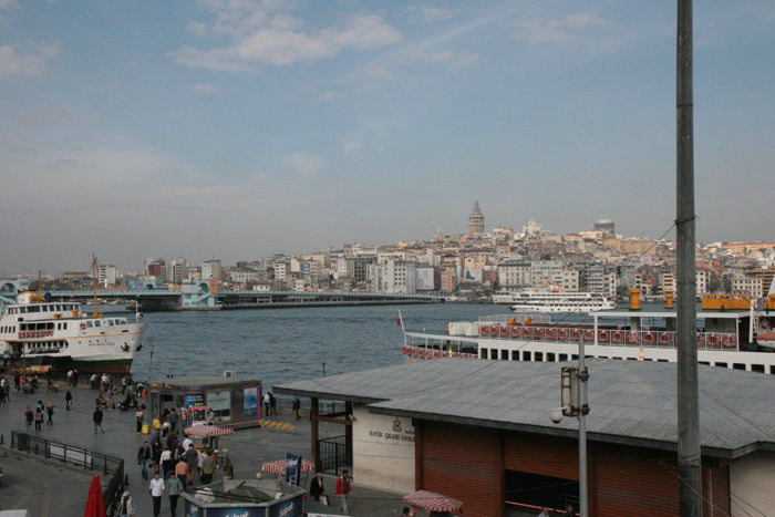 Det Gyldne Horn i Istanbul med broen Galata Koprusu i baggrunden. Det er herfra færger og turbåde sejler over til den asiatiske del af Istanbul, på den anden side af Bosporus.