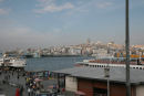 Det Gyldne Horn i Istanbul med broen Galata Koprusu i baggrunden. Det er herfra færger og turbåde sejler over til den asiatiske del af Istanbul, på den anden side af Bosporus.