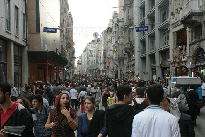 Gågaden Istiklal Caddesi i Istanbul går fra Taksim pladsen og ned til broen Galata Koprusu, der fører over Det Gyldne Horn. Det er her man handler, og der var trængsel.