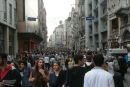 Gågaden Istiklal Caddesi i Istanbul går fra Taksim pladsen og ned til broen Galata Koprusu, der fører over Det Gyldne Horn. Det er her man handler, og der var trængsel.