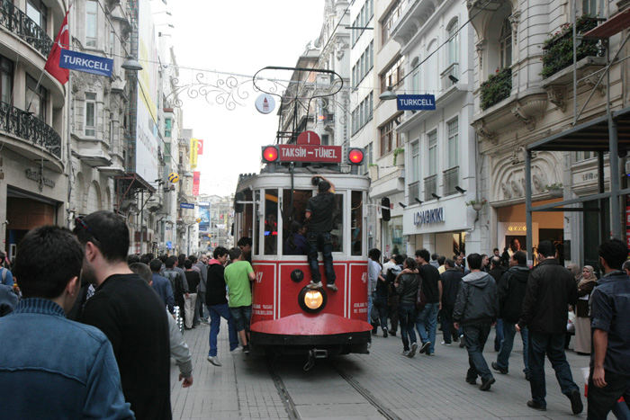 Gågaden Istiklal Caddesi i Istanbul er ikke kun for gående. Der kører en gammel sporvogn gennem gaden; men man skal være heldig for at komme med den, for den er populær og overfyldt. 