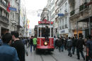 Gågaden Istiklal Caddesi i Istanbul er ikke kun for gående. Der kører en gammel sporvogn gennem gaden; men man skal være heldig for at komme med den, for den er populær og overfyldt. 