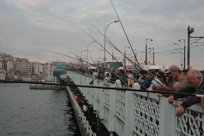 Galata Koprusu broen, der fører over Det Gyldne Horn, er et meget populært sted for lystfiskerne. De står skulder ved skulder. Mange sælger det, de fanger med det samme til forbipasserende.