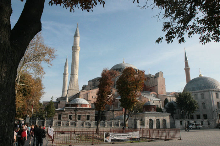 Hagia Sophia kirken i Istanbul, har været under forskellige herskere. Oprindelig bygget af kejser Justinian som kirke, siden konverteret til moske af osmannerne, og det præger byggestilen.