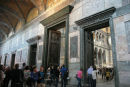 Indgangen til det enorme kirkerum i Hagia Sophia i Istanbul. De forskellige døre blev benyttet, alt efter stand. Den højeste dør i midten blev kun benyttet af kejseren.  