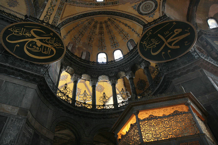 Lofterne/kuplerne i Hagia Sophia kirken i Istanbul, var oprindeligt dækket af 30 millioner mosaikstykker, de fleste af bladguld; men mange af dem er faldet ned.  