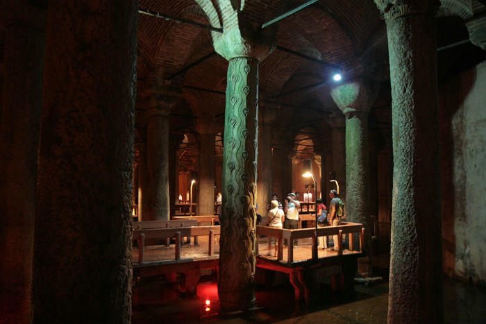 Søjlerne i Basilika Cisternen i Istanbul er genbrugsmaterialer, der er i alt benyttet 393 søjler. En af dem kaldes ’den grædende søjle’. Den stammer sandsynligvis fra en triumfbue opført i år 393.  
